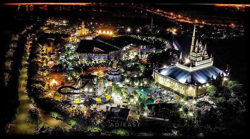 Atlantis Land Di Malam Hari